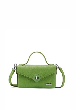 Borsa a mano in pelle verde con finitura testurizzata, forma rettangolare, manico superiore e tracolla removibile. Presenta una chiusura circolare e accessori in argento.