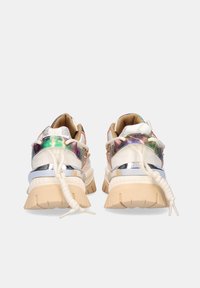 Zapatillas chunky con suela de goma beige, parte superior de material sintético blanco y acentos iridiscentes. Cuenta con secciones texturizadas y cordones elásticos.