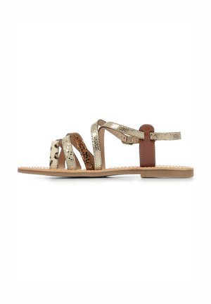 Sandales plates à lanières avec des bretelles métalliques dorées et marron, des accents en imprimé léopard et une semelle extérieure beige plate. Fermeture ajustable à la cheville.