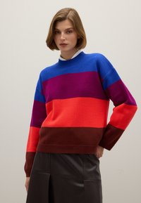 Strickpullover mit horizontalen Streifen in Blau, Lila, Orange und Braun. Rundhalsausschnitt, lockere Passform und gerippte Ärmelabschlüsse.