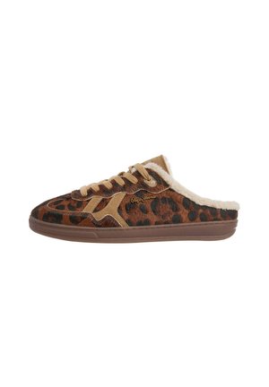 Zapatilla deportiva sin cordones con estampado de leopardo en marrón y negro, cordones color tostado, detalles beige y forro blanco y esponjoso.