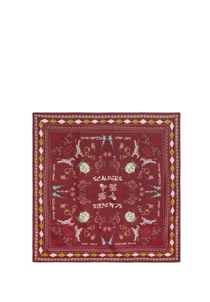 Pañuelo cuadrado rojo con patrones simétricos que incluyen figuras bailando, tortugas, estrellas, corazones, calaveras y frases como "SCALPERS" y "JUST VIBIN" en blanco.