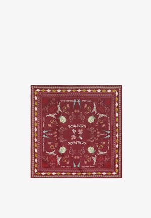 Pañuelo cuadrado rojo con patrones simétricos que incluyen figuras bailando, tortugas, estrellas, corazones, calaveras y frases como "SCALPERS" y "JUST VIBIN" en blanco.