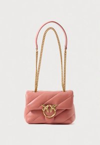 Vadderad rosa läderhandväska med guldkedjestrap, med ett cirkulärt fågelmotiv som lås. Kompakt design med horisontellt chevronmönster.