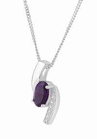 Collana con ciondolo in argento con una pietra ovale viola circondata da un design curvo con piccole pietre trasparenti lungo un lato.