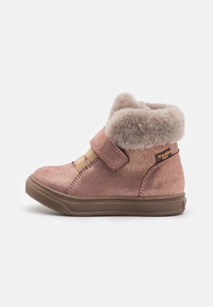 Børnesko i højtopmodel med lyserødt glimmer, beige elastiksnørebånd, velcrorem og blød beige pelskant, set fra siden på hvid baggrund.