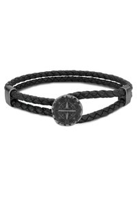 Zwarte gevlochten leren armband met een ronde kompascharme met gegraveerde details, bevestigd met een eenvoudige zwarte sluiting.