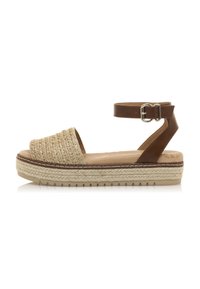 Sandales à dessus en tissu tissé beige avec une sangle de cheville marron, détail de boucle et semelle plateforme en jute de 3 cm, présentant des motifs linéaires texturés.