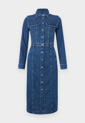 Denimskjortekjole med lange ermer, frontlommer og knappestengning. Har belte i midjen og er av middels lengde i mørk blå.