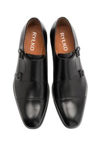 Czarne skórzane buty o eleganckim designie, z podwójnym zapięciem na klamry i gładkim wykończeniem. Wnętrze jest w kolorze brązowym z logo.