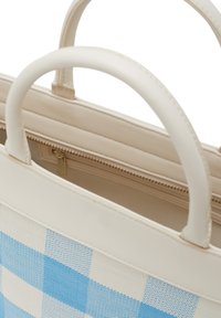 Borsa a tracolla con tessuto a quadri blu e bianchi, manici in pelle crema, tasca interna con zip e foderatura morbida al tatto.
