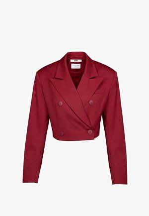 Czerwony krótki żakiet podwójnie zapinany na guziki z wyostrzonego kołnierza, długimi rękawami, z dwiema zapięciami na guziki i jedną kieszenią na piersi. Teksturowany materiał.