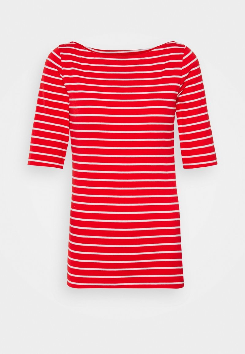 Chemise à rayures rouges et blanches horizontales avec manches trois-quarts et encolure bateau.