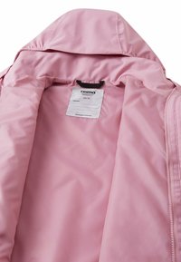 Giacca da pioggia rosa per bambini con cappuccio, etichetta del marchio visibile all'interno che mostra la taglia 128/8 anni e le istruzioni per la cura.