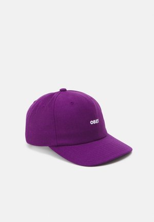 Gorra de béisbol púrpura con visera curva y pequeño logo blanco "OBEY" en el lado frontal izquierdo.