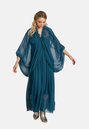 Teal Chiffon-Kleid mit weiten, fließenden Ärmeln und Rüschendetails, das eine taillierte Taille und eine bodenlange Silhouette aufweist.
