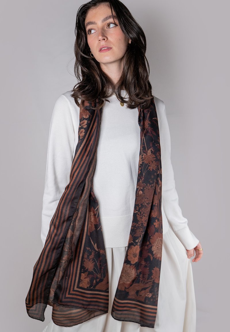 Bufanda de patrón floral oscuro con rayas, hecha de una tela ligera y transparente. Presenta colores marrón y negro con intrincados detalles florales.