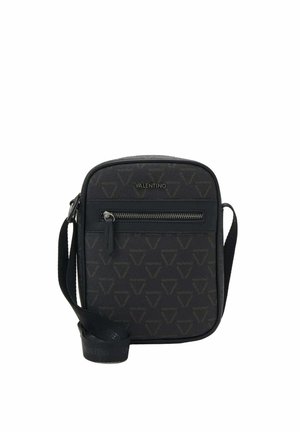 Piccola borsa a tracolla nera Valentino con tasca frontale con zip, tracolla regolabile e motivo logo ripetuto su tessuto rivestito.
