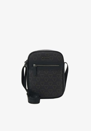 Piccola borsa a tracolla nera Valentino con tasca frontale con zip, tracolla regolabile e motivo logo ripetuto su tessuto rivestito.
