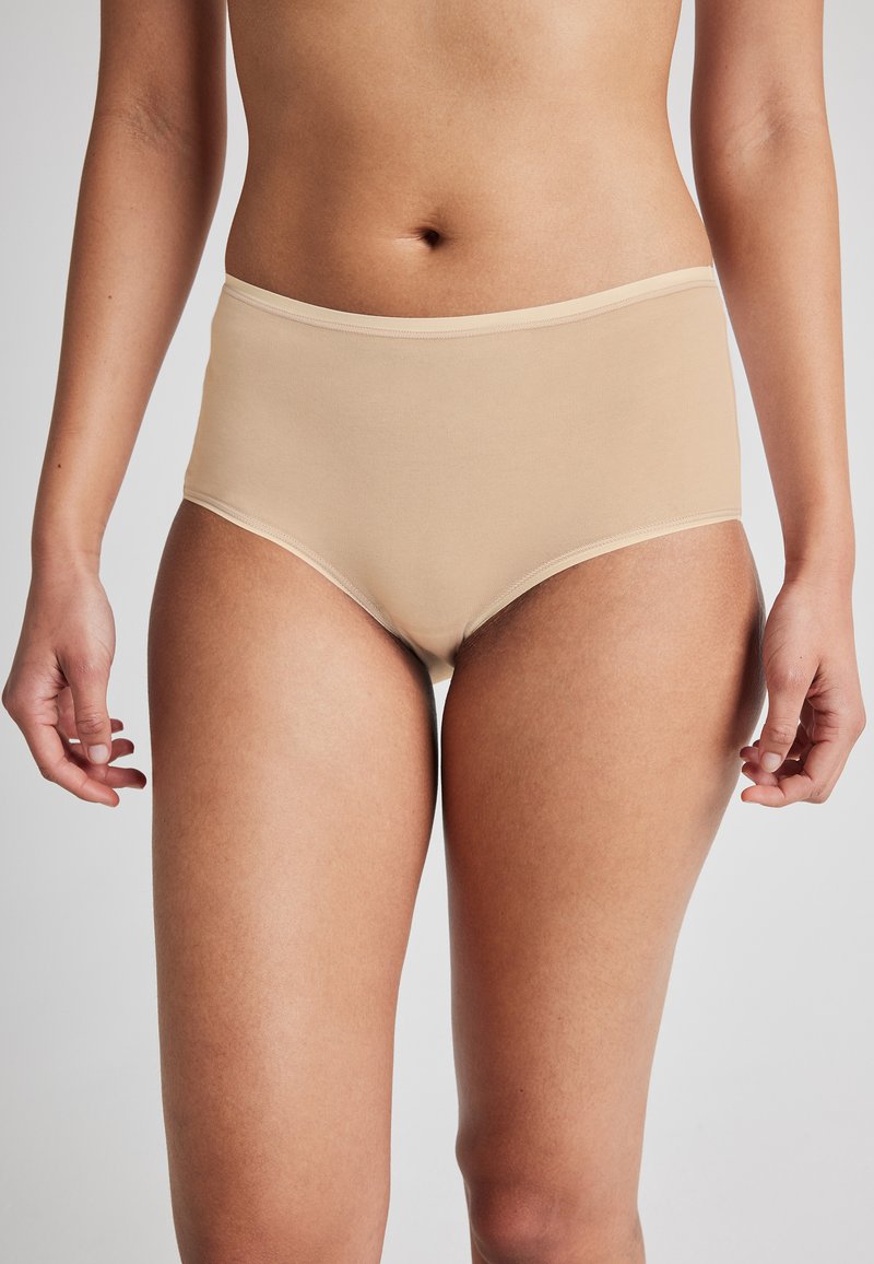 Beige högmidjad underkläder tillverkade av mjukt, elastiskt tyg. Har en slät, sömlös design utan synliga troslinjer.