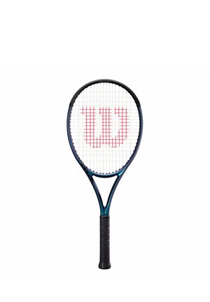 Racchetta da tennis con impugnatura nera, telaio blu scuro e corde bianche con un grande logo rosso "W" al centro.