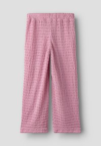 Pantalon large rose texturé avec un design smocké, doté d'une taille élastique et d'un tissu léger, idéal pour une tenue décontractée.