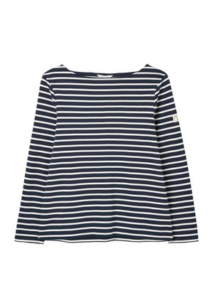 Dugih rukava, mornarsko plava i bijela majica s horizontalnim prugama i okruglim izrezom, s malom oznakom na lijevom rukavu.