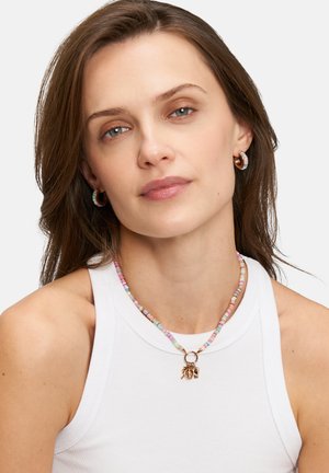 Collier de perles multicolores avec un charm éléphant en or. Les perles sont petites et rondes, présentant des teintes pastel et une texture lisse.