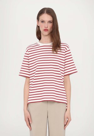 Rode en witte gestreepte T-shirt met een relaxed fit, ronde halslijn en korte mouwen, gecombineerd met beige broeken. Gemaakt van zacht katoen.
