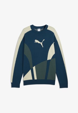 Blauer und cremefarbener Langarmpullover mit abstrakten Formen und einem weißen Puma-Logo in der Mitte der Brust.