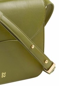 Grüne Leder-Umhängetasche mit einem umschlagbaren Deckel, goldenen Hardware-Akzenten und einer strukturierten Oberfläche. Verfügt über einen verstellbaren Einzelriemen.