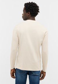 Mustang STYLE ASHEVILLE - T-shirt à manches longues - braun