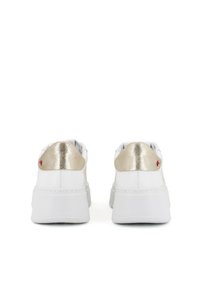 Sneakers bianchi con suola spessa, caratterizzati da un accento in oro metallico sul tallone e un piccolo logo rosso. Texture in pelle liscia su tutta la superficie.