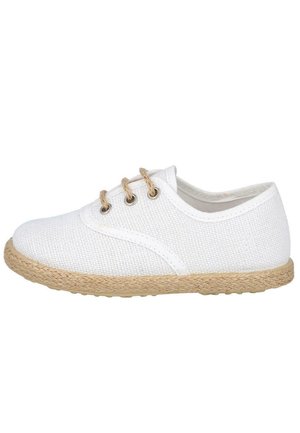 Zapato casual blanco de caña baja con textura tejida, tres ojales con cordones beige y suela trenzada de yute.