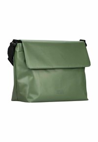 Sac messager vert en matériau lisse et imperméable. Comprend un rabat pliable et une sangle noire réglable. Logo minimaliste à l'avant.