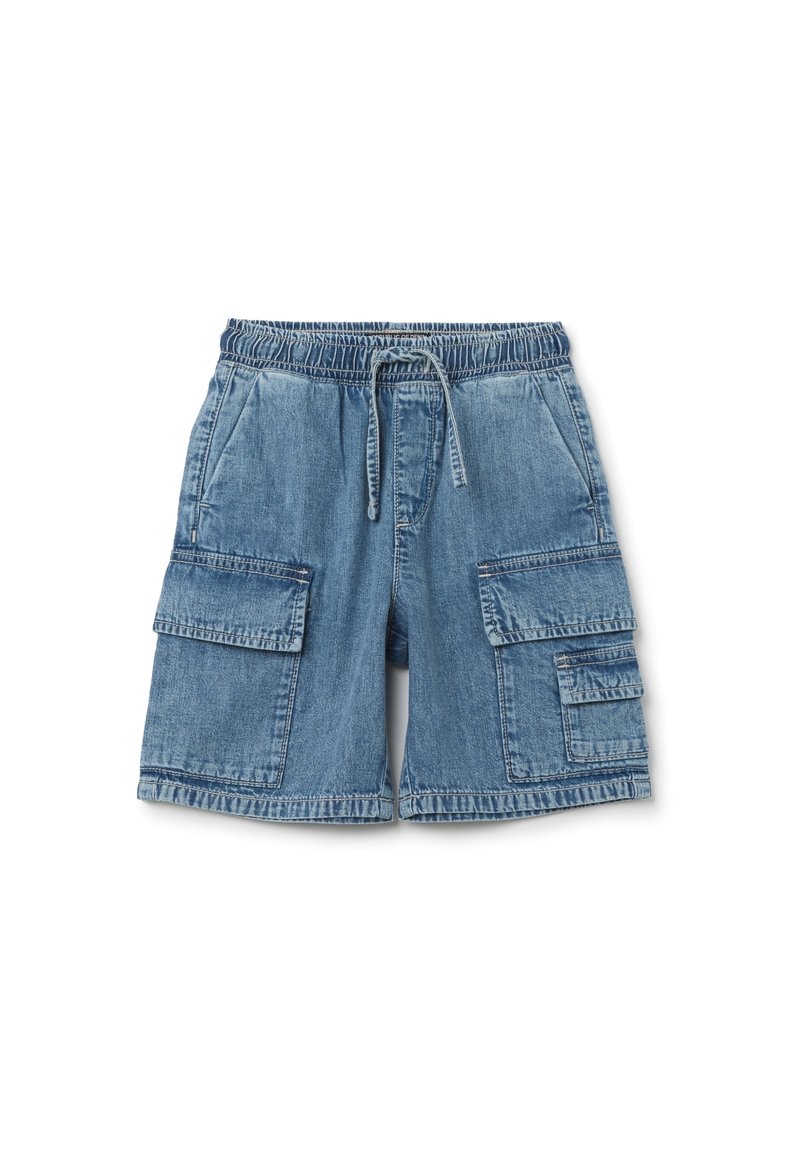 Bermudas cargo de mezclilla con cintura elástica, cordón, dos grandes bolsillos laterales y un lavado azul claro.