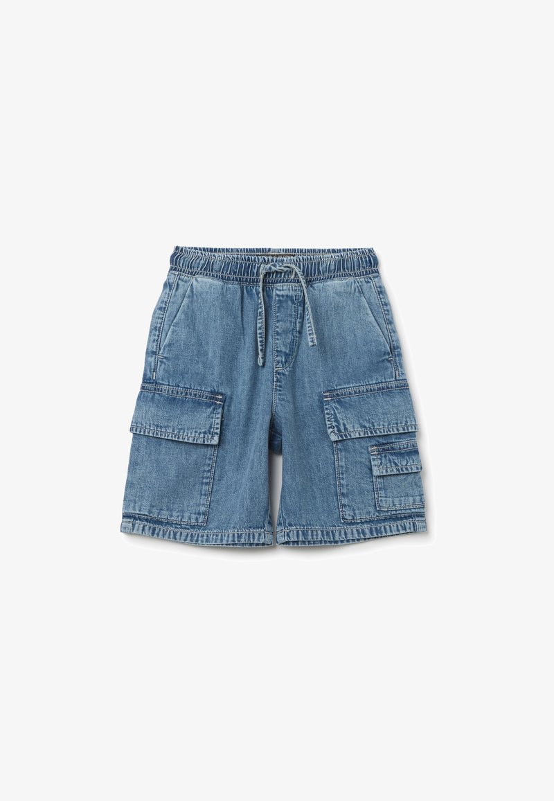 Shorts cargo en denim avec une taille élastique, cordon de serrage, deux grandes poches latérales et un délavage bleu clair.