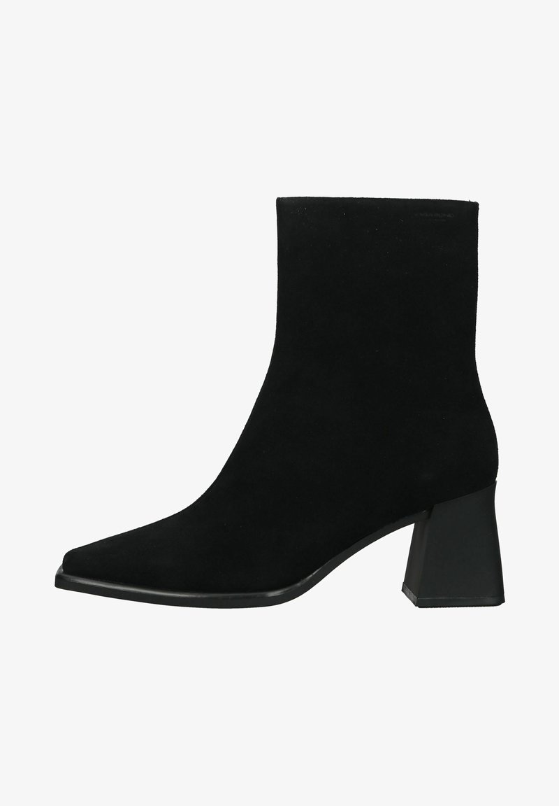 Stivaletto nero in suede con punta affilata e tacco quadrato grosso. Texture liscia con dettagli minimi e una silhouette elegante.