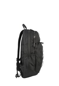 Zaino nero con numerosi scomparti con zip, realizzato in tessuto resistente, dotato di spallacci imbottiti e dettagli in rete.