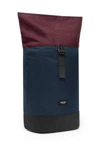 Roll-top hátizsák bordó tetejével és tengerészkék testével, fekete alappal, állítható pánttal, valamint elől található logóval.