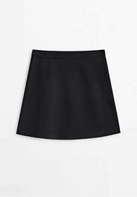 Jupe noire trapèze avec plis sur le devant, ceinture et tissu lisse, présentée sur fond blanc.