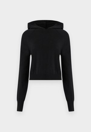 Juoda ilgomis rankovėmis trumpa džemperio su gobtuvu su ribinėmis rankogaliais ir apačia, paprasto dizaino, pateikta ant balto fono.