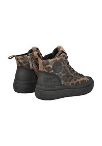 Botas de tobillo con estampado de leopardo, suela de goma negra, detalles en beige y cremallera lateral. Presenta un logo redondo en el lado exterior.