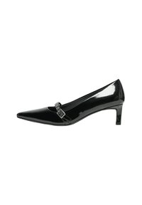 Chaussure à talon bas en cuir verni noir, à bout pointu, avec une fine bride et une boucle en argent sur fond blanc.