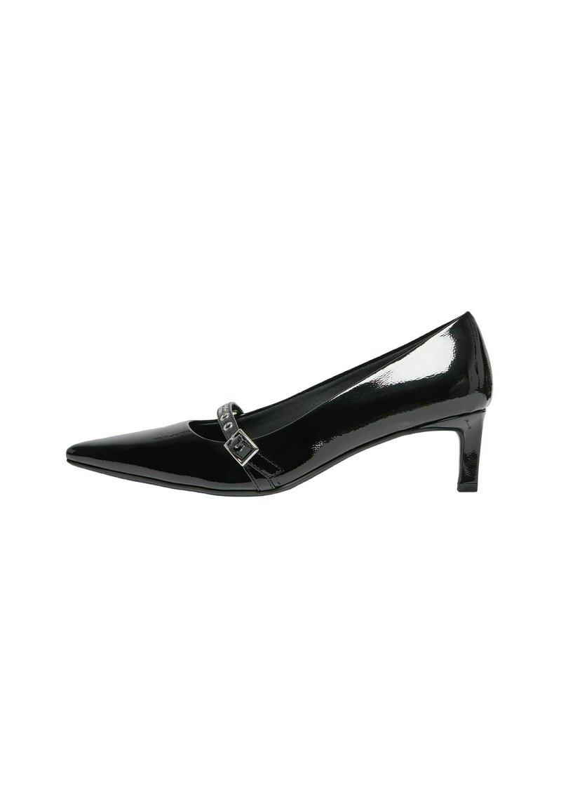 Chaussure à talon bas en cuir verni noir, à bout pointu, avec une fine bride et une boucle en argent sur fond blanc.