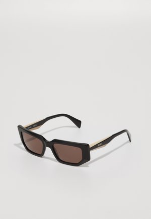 Ochelari de soare negri cu lentile rectangulare maro, un cadru gros din plastic negru și accente aurii pe anumite părți.