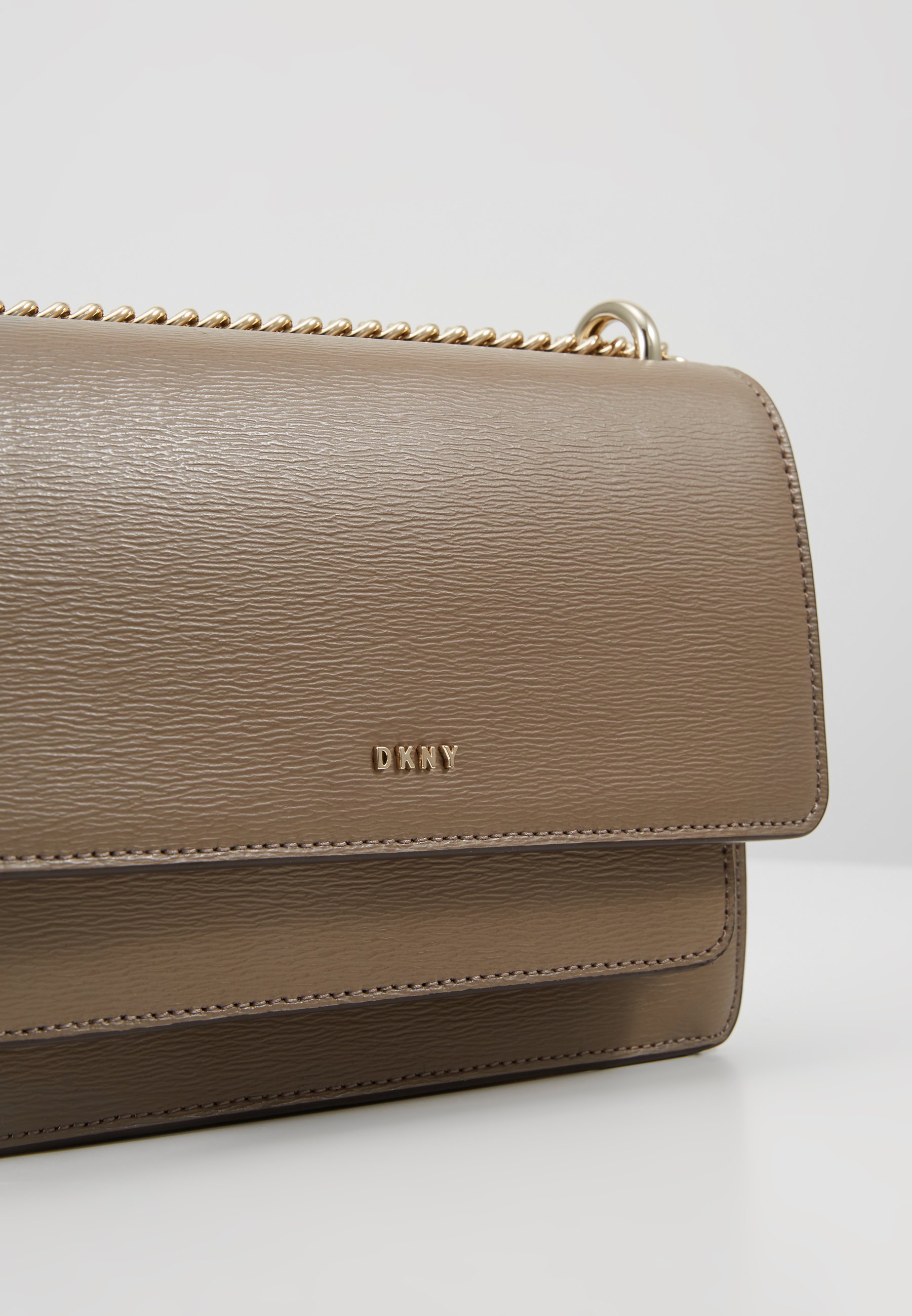 DKNY BRYANT SMALL CHAIN FLAP Axelremsväska mushroom DKNY BRYANT SMALL CHAIN FLAP Axelremsväska mushroom