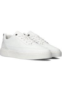 Witte veterschoenen van glad leer met een gestructureerde rubberen zool, gekenmerkt door een minimalistisch ontwerp en subtiele stikseldetails.