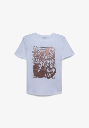 T-shirt di cotone azzurro chiaro con collo rotondo e maniche corte, caratterizzata da una stampa grafica marrone con testo e un design a forma di cuore.