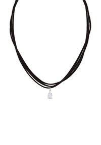 Schwarzer Wildleder-Choker mit mehreren Strängen, der im Zentrum einen klaren, birnenförmigen Kristallanhänger trägt.